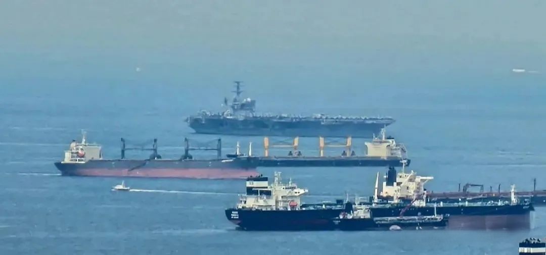 在美军尼米兹号航母打击群在南海掉头赶往中东之际,一直在西太平洋海域大范围机动的中国双航母突然来了一个大动作.jpg 在美军尼米兹号航母打击群在南海掉头赶往中东之际,一直在西太平洋海域大范围机动的中国双航母突然来了一个大动作.jpg