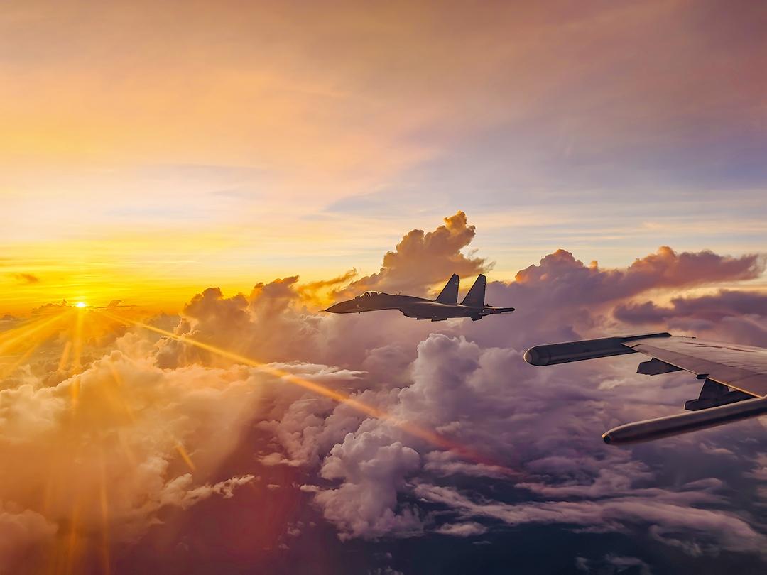 迎着晨光,战机编队飞行.jpg 迎着晨光,战机编队飞行.jpg