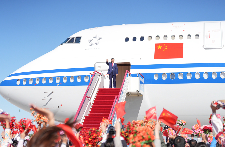 习近平在出席新疆维吾尔自治区成立70周年庆祝活动后返回北京2.jpg 习近平在出席新疆维吾尔自治区成立70周年庆祝活动后返回北京2.jpg