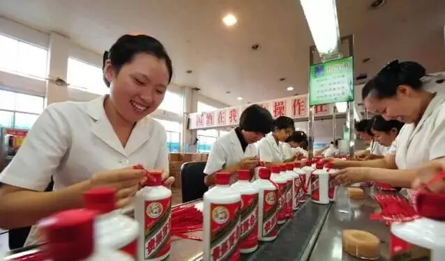 图片 酒造假,1瓶飞天倒酒缸,秒变50斤“茅台酒”,你敢喝吗(图13)