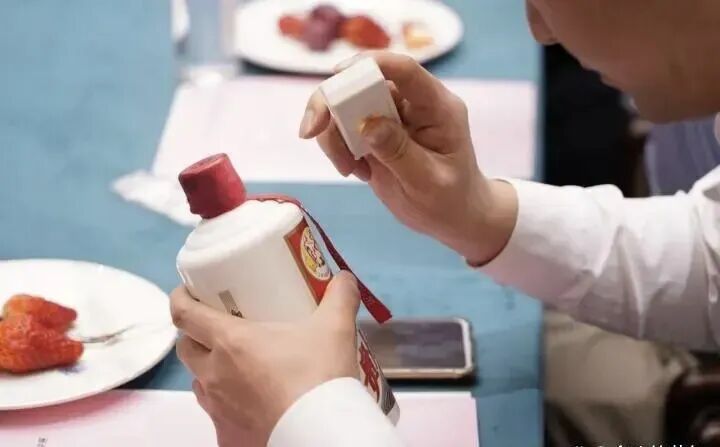 图片 酒造假,1瓶飞天倒酒缸,秒变50斤“茅台酒”,你敢喝吗(图8)