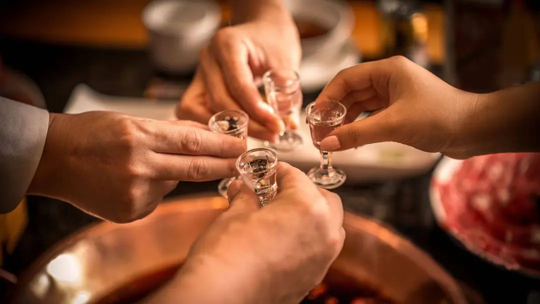 酒在中国历史上的意义:一樽流淌千年的文化长河.jpg 酒在中国历史上的意义:一樽流淌千年的文化长河.jpg