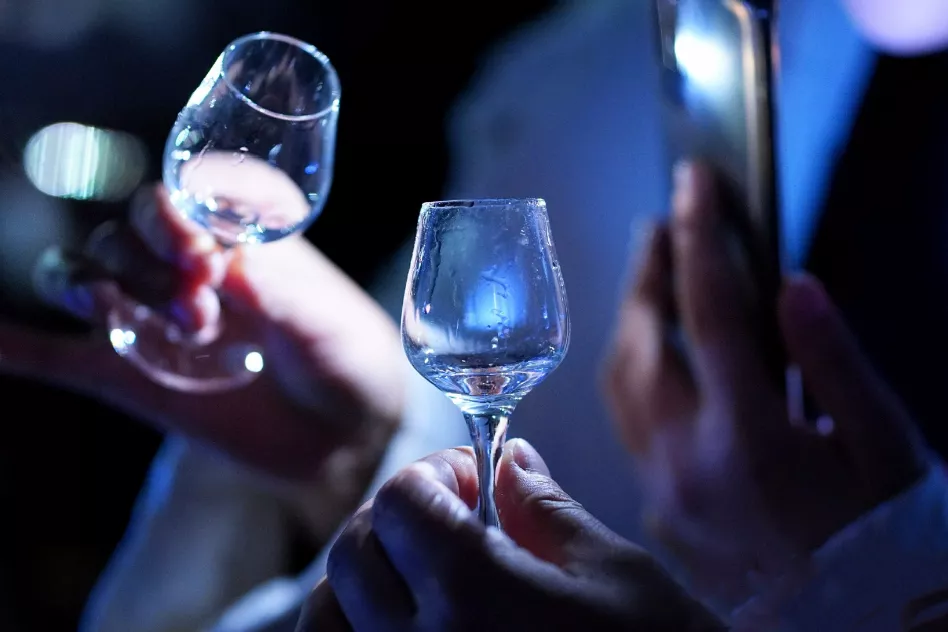 白酒碰杯1.png 白酒碰杯1.png