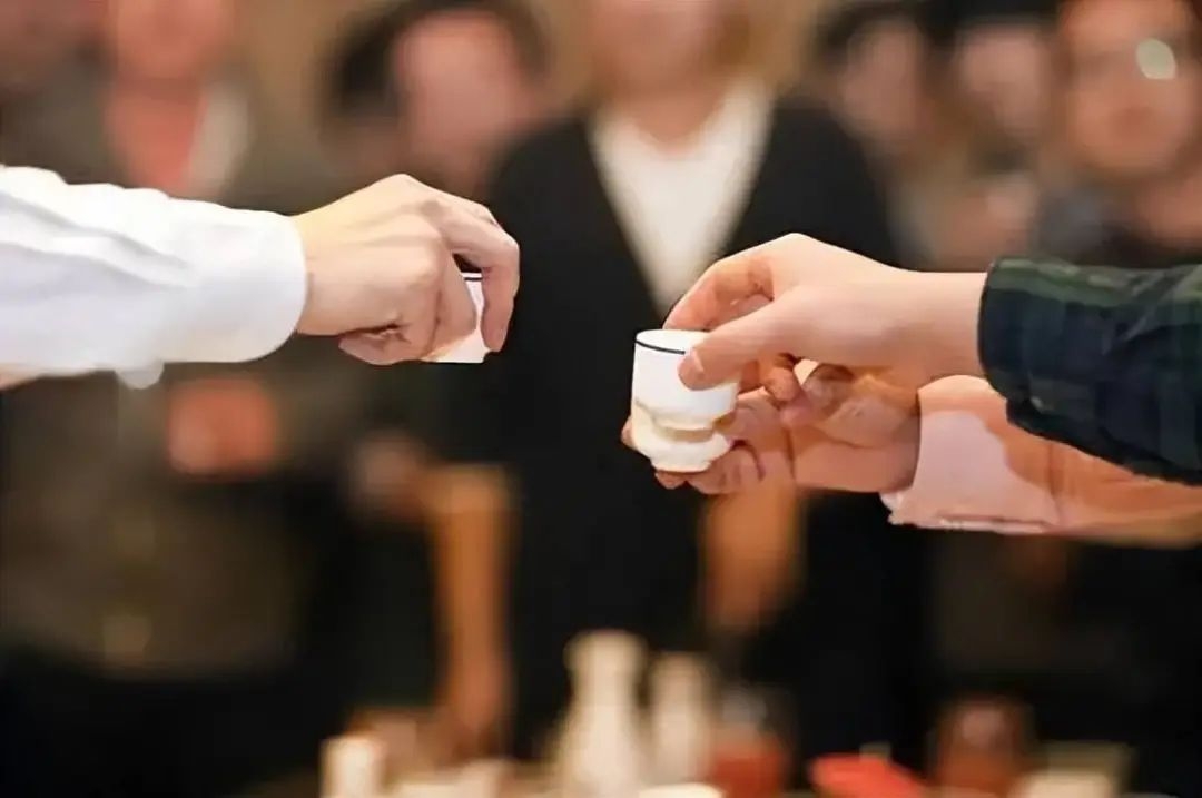 碰杯喝酒3.jpg 碰杯喝酒3.jpg