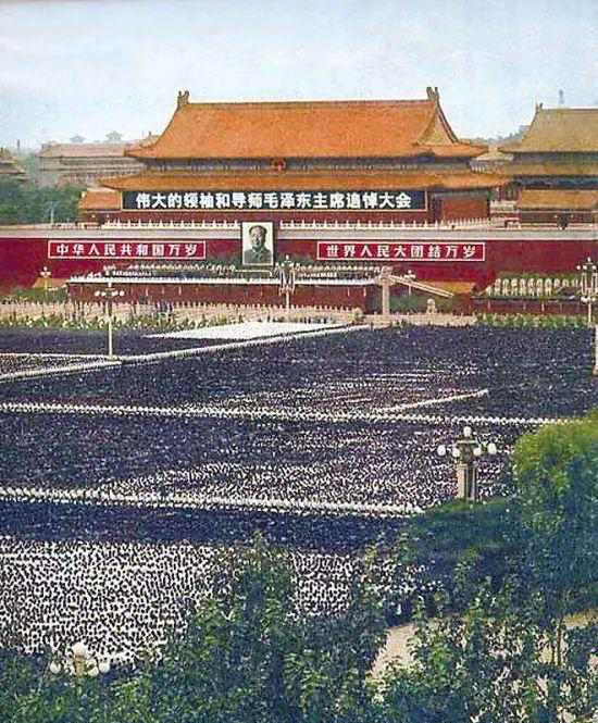 1976年9月18日，北京百万市民和人民解放军官兵在天安门广场举行毛泽东追悼大会_编辑.png