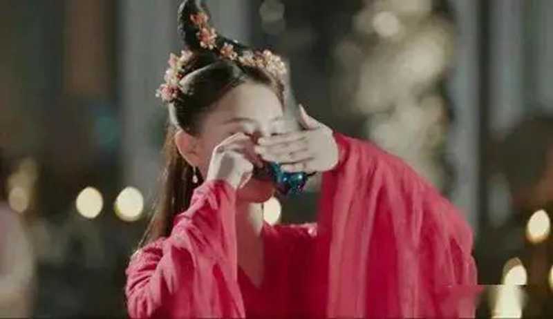 女子喝酒古装.jpg